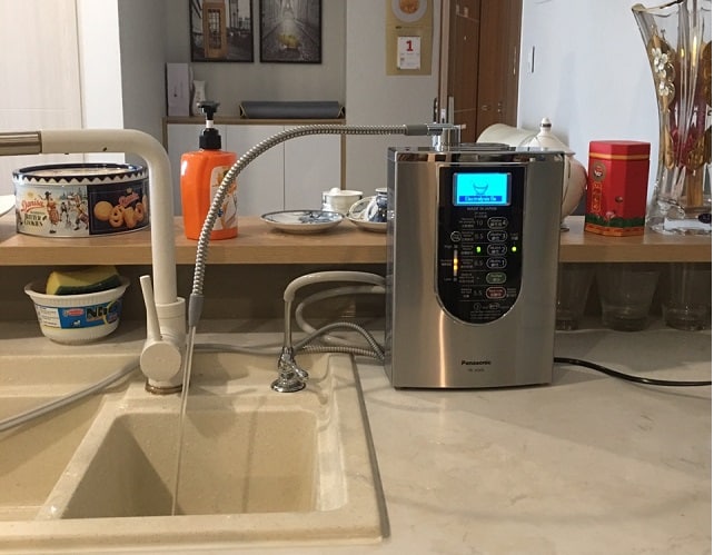 máy lọc nước panasonic lắp cạnh bồn rửa chén