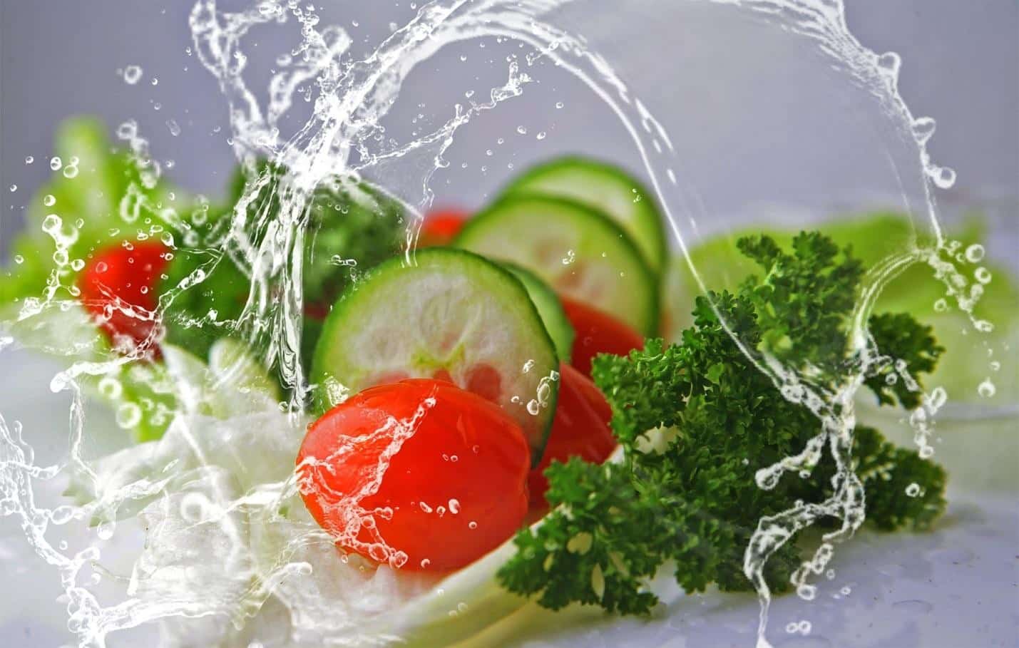 Dùng nước siêu kiềm ngâm rửa rau, trái cây (thực phẩm ăn sống) là một giải pháp tuyệt vời và lành mạnh cho sức khỏe.