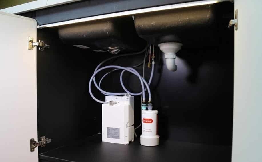 Bình điện giải thường được lắp đặt dưới bồn rửa cùng với bộ lọc