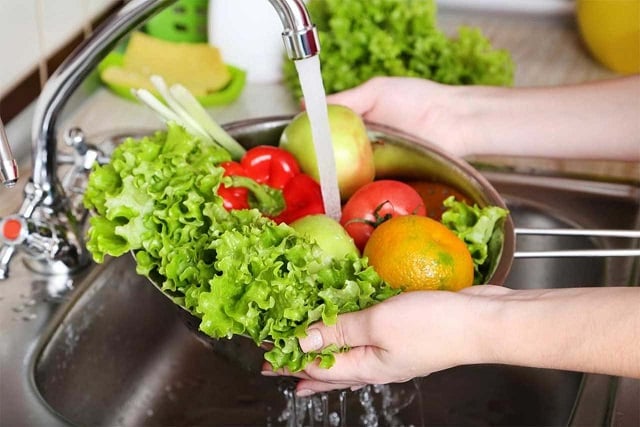 rửa rau củ trái cây dưới vòi nước