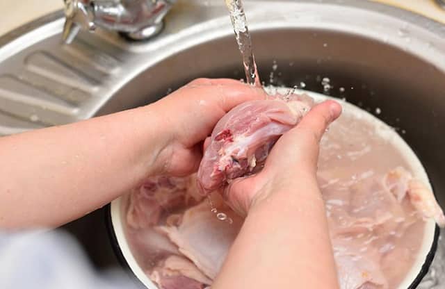 rửa thịt dưới vòi nước