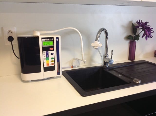 máy lọc nước kangen được đặt ở bàn bếp