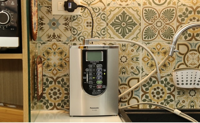 máy panasonic đặt ở bếp
