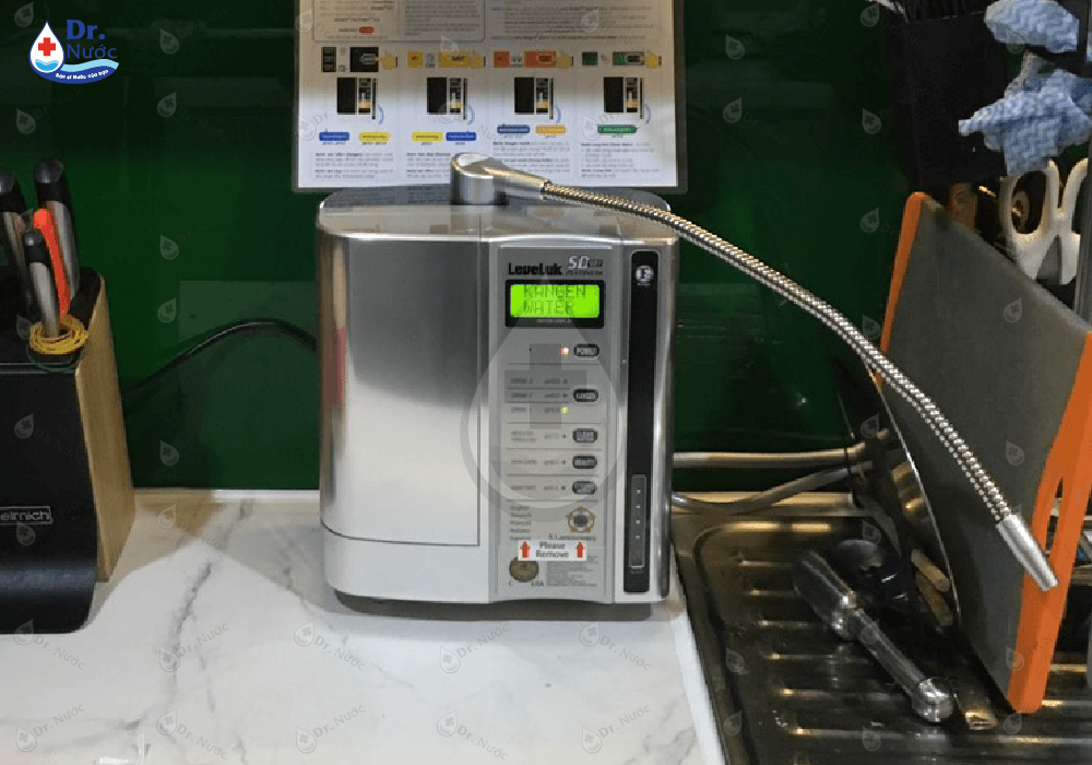 Cận cảnh máy lọc nước ion kiềm Kangen LeveLuk SD501 Platinum được lắp đặt vào khu vực bếp gia đình chị Trang