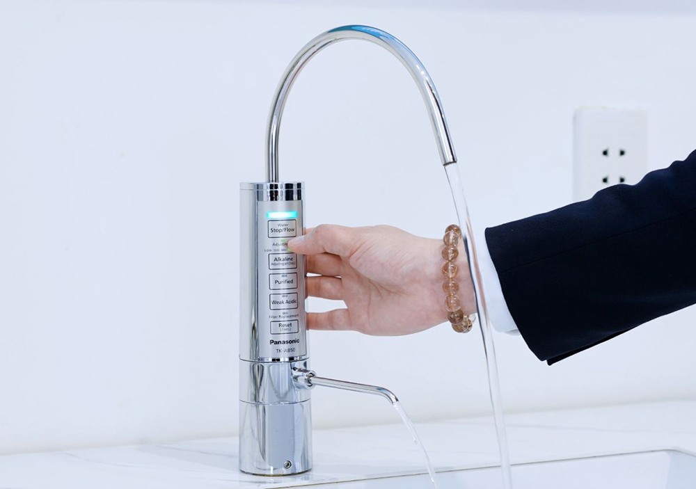 Máy lọc nước ion kiềm Panasonic TK-AB50 với thiết kế nhỏ gọn, tạo nước uống tốt cho sức khỏe