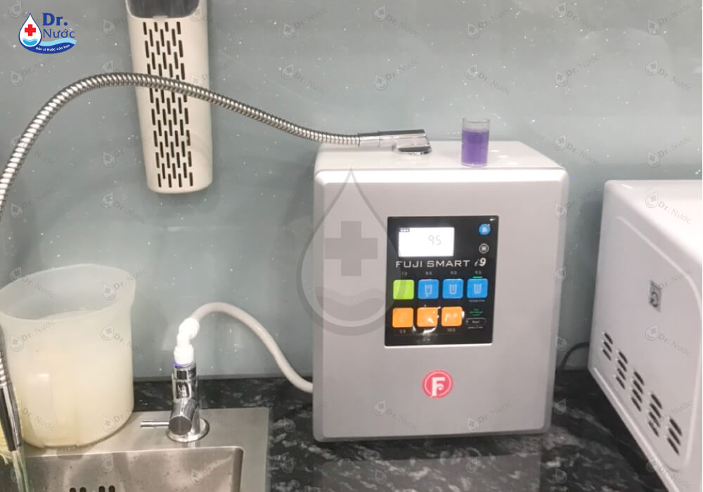 Hình ảnh máy lọc nước ion kiềm Fuji Smart i9 lắp đặt tại căn bếp gia đình anh Thọ