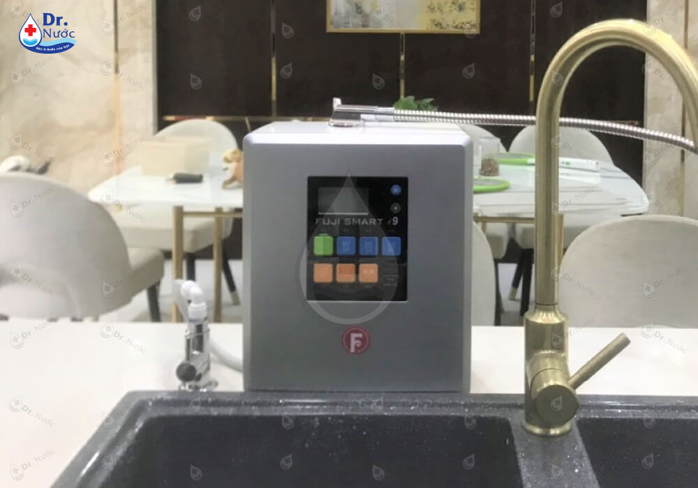 Cận cảnh máy lọc nước ion kiềm Fuji Smart i9 được lắp đặt tại phòng khách gia đình anh Tú