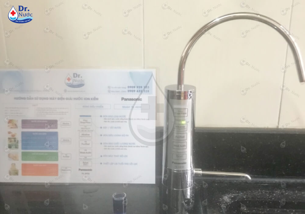 Hình ảnh lắp máy lọc nước ion kieemfPanasonic TK-AB50 tại căn bếp gia đình chị Sâm