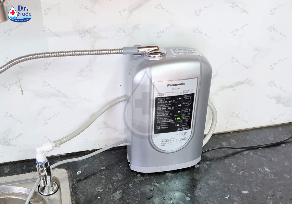 Hình ảnh máy lọc nước ion kiềm Panasonic TK-AS45 đặt tại khu vực bếp gia đình anh Trị