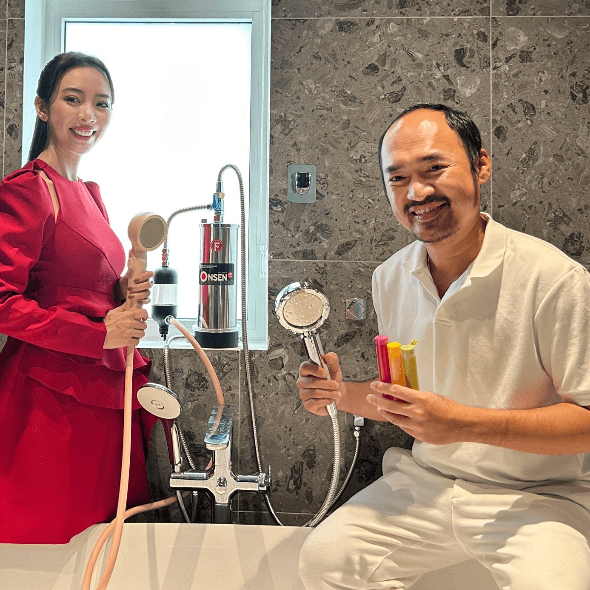 Vợ chồng Thu Trang - Tiến Luật tin chọn máy tắm Onsen Fuji Smart JP Pro