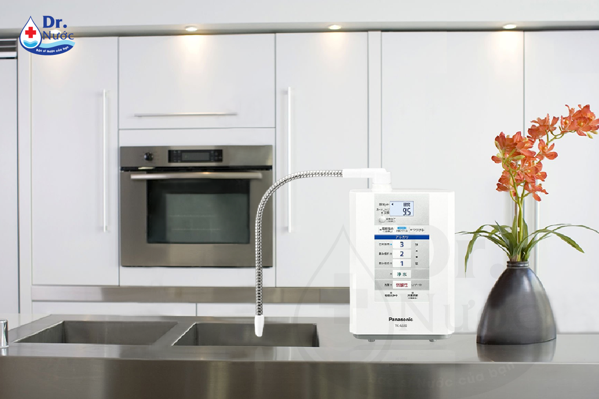 Máy lọc nước ion kiềm Panasonic TK-AS30 đặt tại nhà bếp